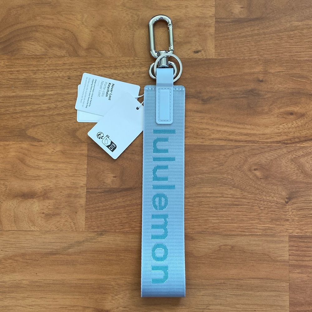 ❤️ Lululemon Never Lost Keychain NWT - Picture 2 of 6